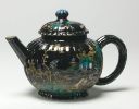 Fig. 33: De Metaale Pot, teapot, Delft, circa 1691-1724, earthenware, black tin-glaze, painted polychrome decoration, 13 × 17.5 cm, (h, l) The Fitzwilliam Museum, Cambridge, inv.nr. C.2723 & A-1928, Photograph copyright © The Fitzwilliam Museum, Cambridge,  https://data.fitzmuseum.cam.ac.uk/id/object/73973