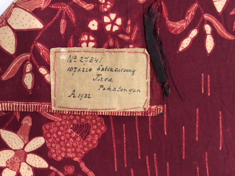 Fig. 1: Achterkant van een sarong met detail van een label of WM-27841. Foto door Sabine Bolk