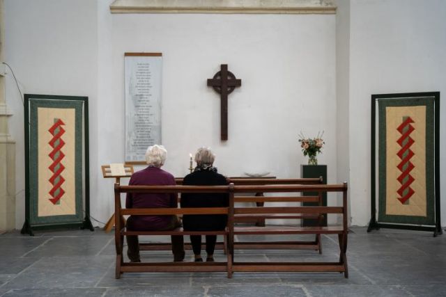 Frontal view of the quiet room with, to the left of the Celtic cross, the prayer - Photography Wilke Geurds