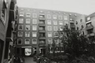 Fig. 2 – Photo from 1983 of the Pelikaanhof. Source: Erfgoed Leiden en Omstreken [PV_PV31276.1c]( https://www.erfgoedleiden.nl/collecties/beeldmateriaal/zoeken-in-beeldmateriaal/detail/0adf31ee-26bd-11e3-ae27-3cd92befe4f8/media/fb358ee3-1235-85a9-15c2-676aa8d72b2a?mode=detail&view=horizontal&q=pelikaanhof&rows=1&page=3)