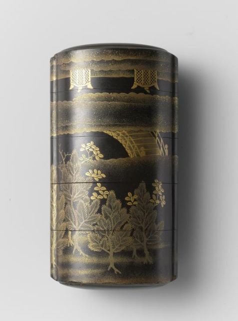 Fig. 1: Anonymous, inro, black lacquer with a bridge in the fog and pine trees in maki-e, 1700 – 1800, Japan, wood, lacquer, gold, 9,5×5×3cm (h,w,d),, Rijksmuseum, Amsterdam, inv.nr. AK-NM-6173, http://hdl.handle.net/10934/RM0001.COLLECT.163103