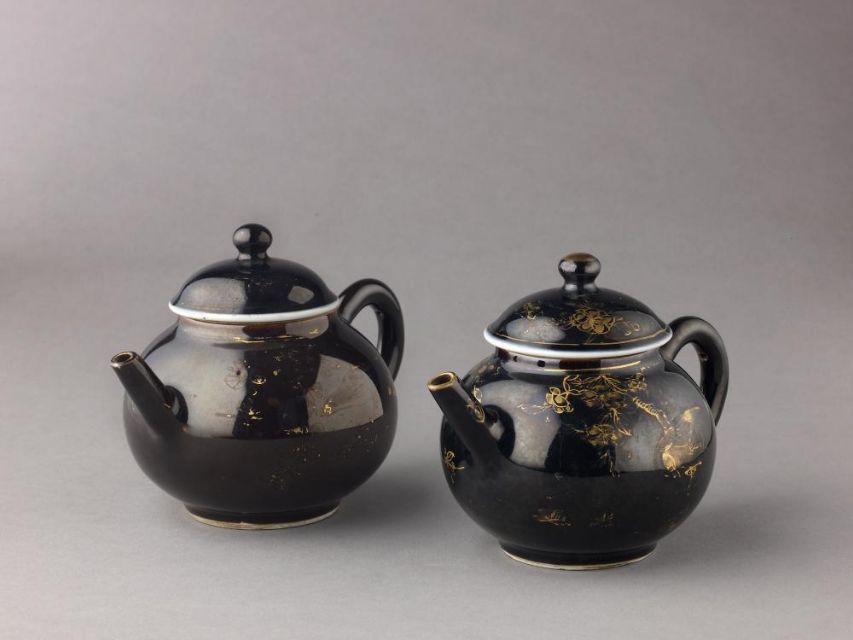 Fig. 16: Anonymous, covered teapot or winepot (pair), Chinese, 1662–1722, Qing Dynasty, Kangxi period, Porcelain with mirror black-glazes, painted in overglaze gilt, 10.2 cm (h), ceramics, Robert Lehman Collection, 1975, The Metropolitan Museum of Art, New York, inv.nr. 1975.1.1703, https://www.metmuseum.org/art/collection/search/461263