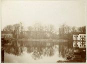 Fig. 1. Foto uit c. 1880. Rechts de buitenplaats Oranjelust. Gebouw links ter hoogte van Morsweg 44-56. Gebouw in het midden Morsweg 23-55. Foto van W. de Jong. Ergoed Leiden en Omstreken [PV_PV103211](https://www.erfgoedleiden.nl/collecties/beeldmateriaal/zoeken-in-beeldmateriaal/detail/c482e100-26bc-11e3-aa5b-3cd92befe4f8/media/072261f9-6954-2de9-3f52-879d91557742)