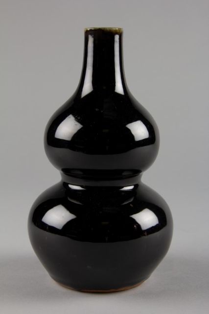 Fig. 15: Anonymous, gourd-shaped vase, China, 18th century, Qing dynasty, porcelain with mirror- black glaze (Jingdezhen ware), 20.3 cm (h), ceramics, bequest of Robert West, 1950, The  Metropolitan Museum of Art, New York, inv.nr. 50.221.40, https://www.metmuseum.org/art/collection/search/47050