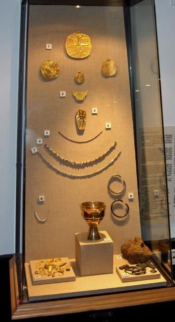 Fig 11: A display of part of the jewelry that has been found in the Uluburun Shipwreck - [Wikimedia](https://commons.wikimedia.org/wiki/Category:Uluburun_shipwreck#/media/File:Turkey.Bodrum095.jpg) 