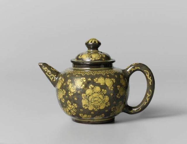 Fig. 19: Het Jonge Moriaanshooft (marked ‘LVD’:Lieve van Dalen), teapot, painted with yellow flowers on a brown-green background, Delft, c. 1695-1715, earthenware, tin glaze, 10.2 × 14.4 × 9.0 cm (h,w,d), Rijksmuseum, Amsterdam, inv.nr. BK-NM-11746, http://hdl.handle.net/10934/RM0001.COLLECT.233804