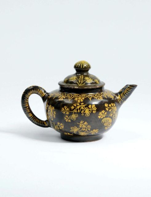 Fig. 20: Het Jonge Moriaanshooft (marked LVD in yellow for Lieve van Dalen, the owner), brown- glazed spherical teapot and cover, Delft, c.1700, 8 cm (h), courtesy: Aronson Antiquairs,  Amsterdam, inv.nr. D2013, https://www.aronson.com/object/d2013-brown-glazed-teapot-and- cover/