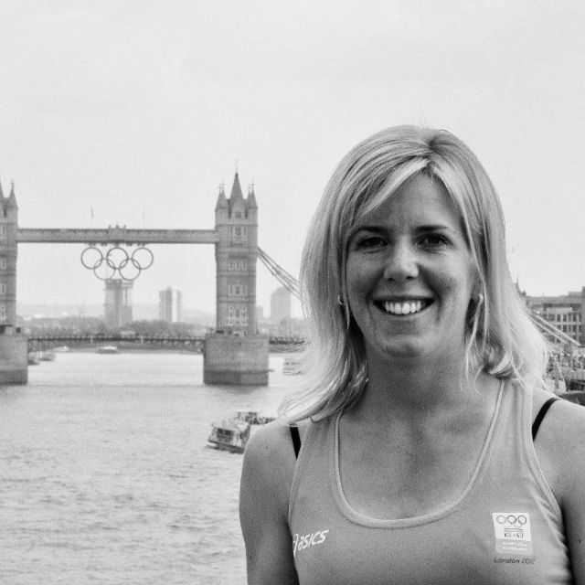  Jacobine Veenhoven in London met de Olympische Ringen op de achtergrond.