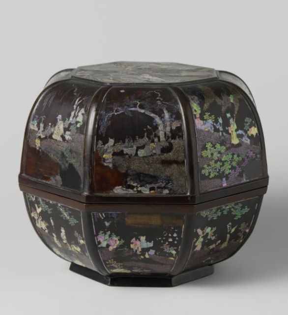 Fig. 2: Anonymous, lacquer box with lid with mother-of-pearl and gold inlay, 1700, China, Qing- dynasty, lacquer, mother-of-pearl, 20,7× 27,5× 27,5 cm (h,d,w), Rijksmuseum, Amsterdam,  inv.nr. AK-MAK-112, On loan from the Royal Society of Friends of Asian Art,  http://hdl.handle.net/10934/RM0001.COLLECT.1895