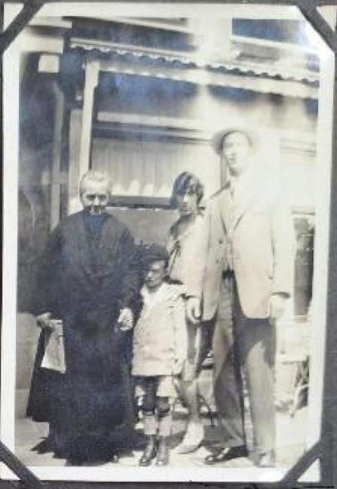 Fig. 2 – Petra’s father as a child in front of the house on the waterside, together with his great-grandfather. His aunt Til stands behind him. Private collection Petra Hoogeveen.