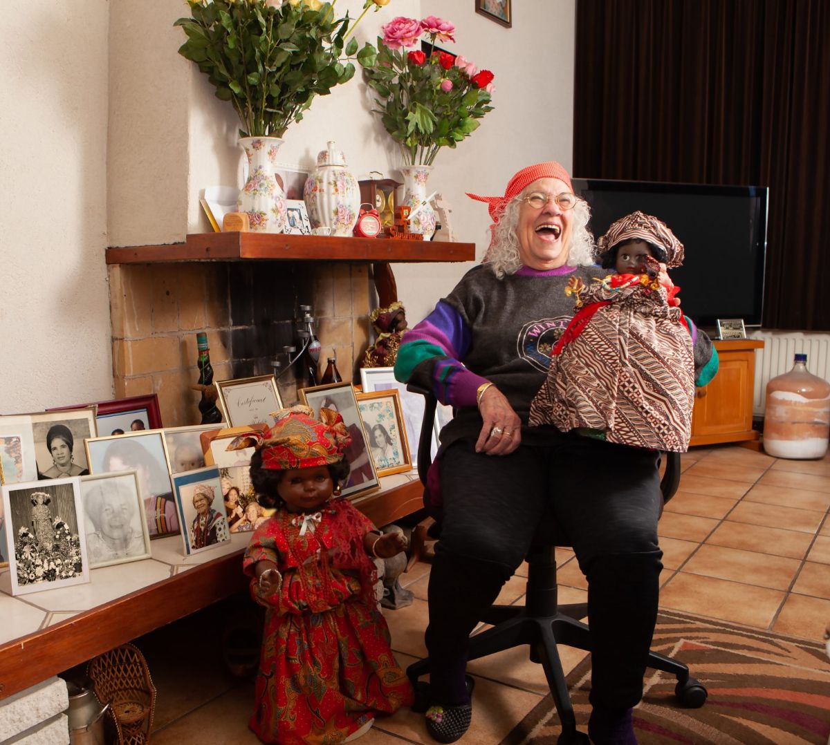 De woonkamer van Olga Lobo (93). Er zijn veel woonkamers die op ons bezoek wachten. Olga maakte alle poppen zelf.  