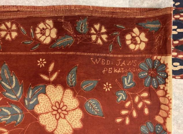 Fig 3: Batik met dubbele handtekening. Sarong, heupdoek gesigneerd door ‘Wed Jans Pekalongan’, inventarisnummer 7082-S-661-1, collectie NmvW, voormalige collectie [Museum Nusantara](https://hdl.handle.net/20.500.11840/1036868). Detailfoto’s door Sabine Bolk