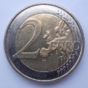 2 euro coin - [wikicommons](https://commons.wikimedia.org/wiki/File:Piece_Comm-2Euro_(pile).jpg)