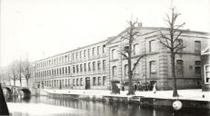 The Leidsche Katoenmaatschappij N.V, De Heyder & Co. before. Frontside seen from the Herengracht. … LEI001019451, Erfgoed Leiden e.o. collections.