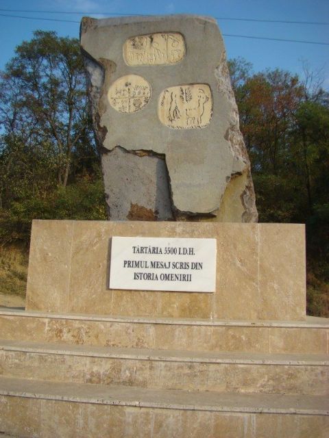 wikicommons - monument for the Neolithic Tartaria tables Tartaria Romania.jpg