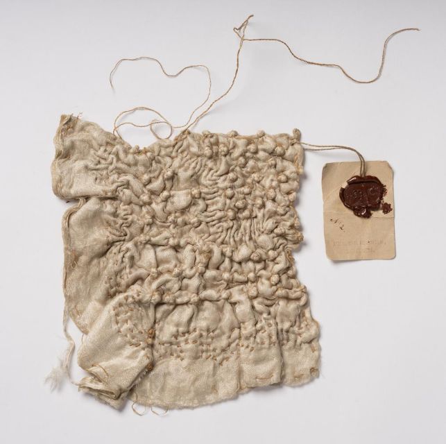 Fig. 1. As the stitching is gathered up, the fabric shrinks and changes texture - Photography Cees de Jonge