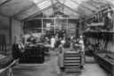 Fig. 1. Medewerkers in een fabriekshal aan het werk in de N.V. Fabriek voor suikerwerken, foto uit 1920-1930. Bron: Erfgoed Leiden en Omstreken, [PV_GN004564]( https://www.erfgoedleiden.nl/collecties/beeldmateriaal/zoeken-in-beeldmateriaal/detail/bcf30e4c-26bc-11e3-8159-3cd92befe4f8/media/e18a1229-3f90-49f2-fc57-b81115fb8e85), maker Hendrik Jonker.