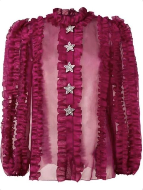 De bloes die Hoseok draagt op de poster - [Modesens](https://modesens.com/product/dolce-gabbana-crystal-star-ruffled-blouse-pink-8364592/)