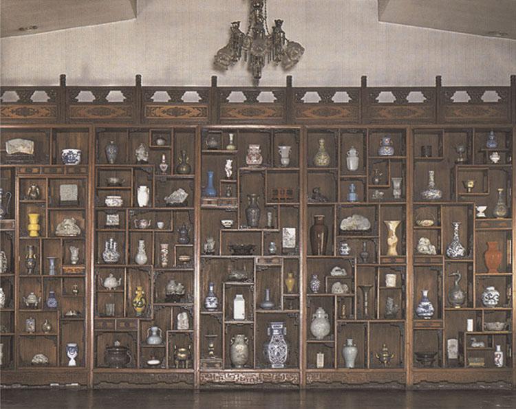 Figure 1: A _duobaoge_ 多寶閣 or “cabinet of many treasures” in Shufang Hall (Hall for the Enjoyment of Beauty), Forbidden City, Beijing.