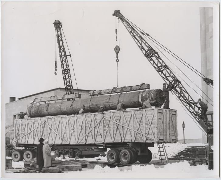 Fig 1: Unloading of the Panthéon at Memory Hall, Kansas City [Link](https://dynaimage.cdn.cnn.com/cnn/q_auto,w_727,c_fit/http%3A%2F%2Fcdn.cnn.com%2Fcnnnext%2Fdam%2Fassets%2F180927123600-pantheonguerre-1980-923.jpg) 