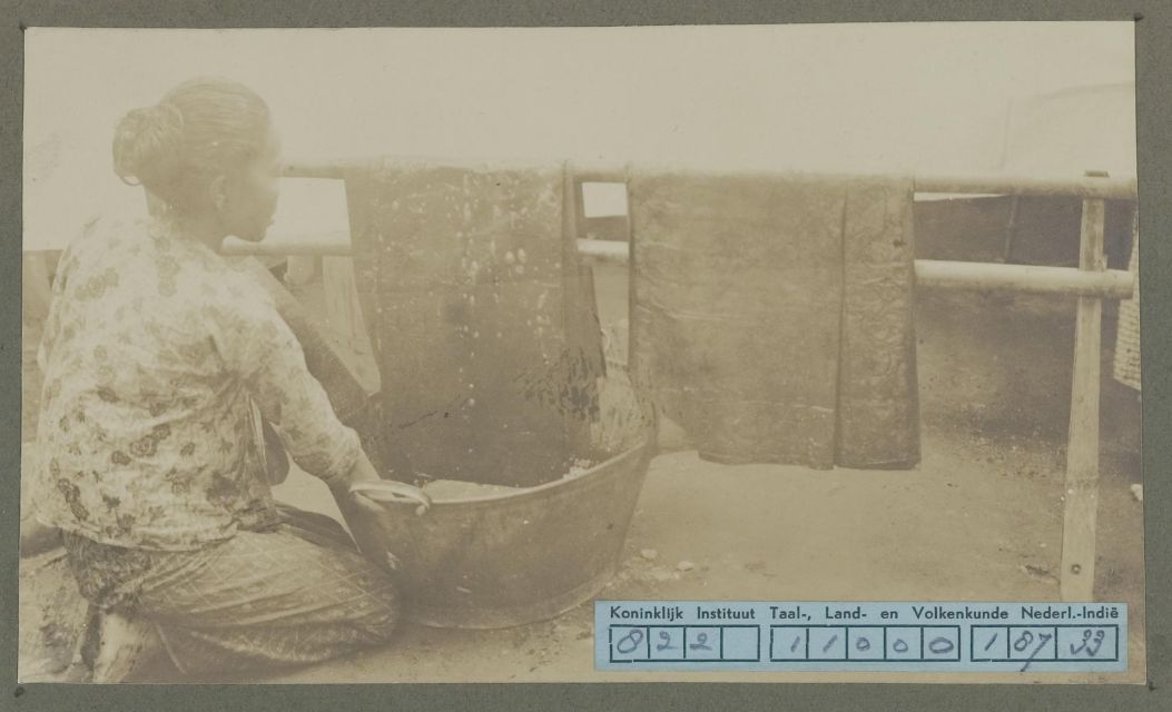 Batik cloths being dyed brown-red on Java KITLV 5657, around 1925, Leiden University Libraries collection.