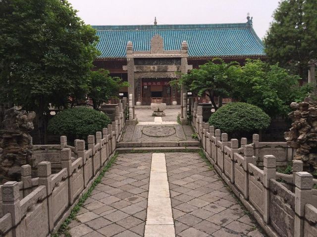 Photograph of The Great Mosque of Xian, facing the prayer hall of the mosque from the fourth courtyard - [Wikimedia](https://en.wikipedia.org/wiki/Great_Mosque_of_Xi%27an#/media/File:Xian_Mosque6.jpg)