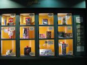 Toy machine - [Kuriositas.com](https://www.kuriositas.com/2012/07/japan-land-of-vending-machines.html)