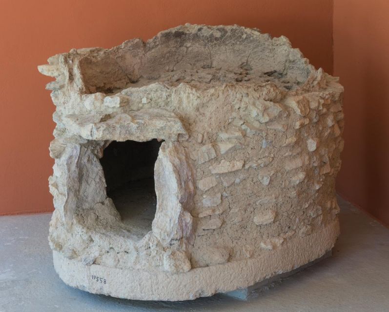 Figure 2: Ancient Greek kiln from Eretria - [Wikimedia](https://commons.wikimedia.org/wiki/File:Pottery_kiln_archmus_Eretria_19558.jpg) 