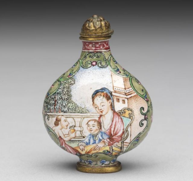 Fig. 2 A Qing snuffbox in the shape of a medicine bottle and made of porcelain - [Guwantj](https://www.guwantj.com/photo/18361)