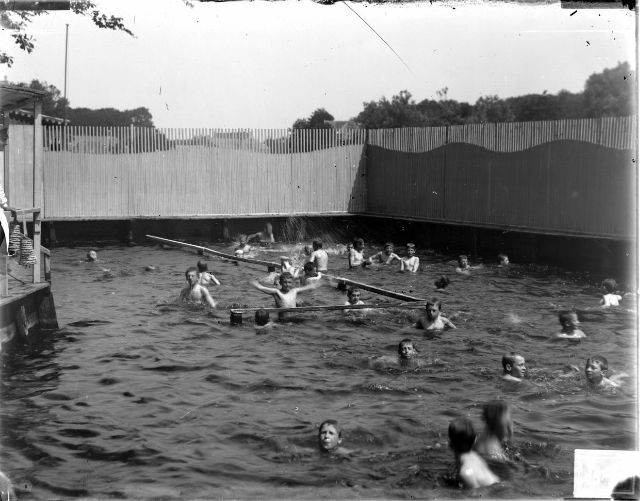 Fig. 1. View of the swimming pool Zwem- en Badinrichting Rhijnzicht on the Morsweg in Leiden - Erfgoed Leiden en Omstreken, [PV_GN005230](https://www.erfgoedleiden.nl/collecties/beeldmateriaal/zoeken-in-beeldmateriaal/detail/be19b032-26bc-11e3-ac33-3cd92befe4f8)