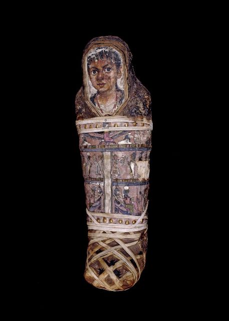 Fig. 1 - Uitgebreid gedecoreerde en gewikkelde Romeinse kindermummie - the British Museum - [EA21809](https://www.britishmuseum.org/collection/object/Y_EA21809)
