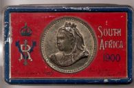 Fig 6. Foto van kerstchocolaatjes met koningin Victoria & Zuid-Afrika - [Medals of England](https://www.medalsofengland.com/medals.php?id=65&medalid=376) 