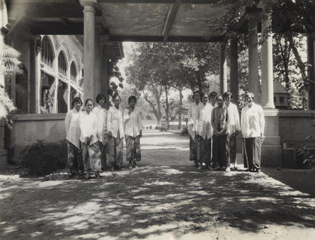 Fig. 1  Photo of : Indo-Chinese women, presumably in Jogjakarta around 1930 Collection Leiden University/KITLV