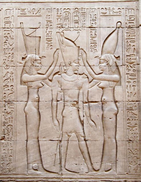 Fig. 1 - Nekhbet and Wadjet crowning Ptolemy VIII – Olaf Tausch – [Wikimedia Commons](https://commons.wikimedia.org/wiki/File:Edfu_Tempel_42-2.jpg)