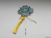 Silver hairpin decorated with kingfisher feathers and imitation pearls in the shape of a camellia flower - National Palace Museum  - 故-雜-006460-N000000000.jpg