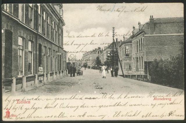 Fig. 1 - Briefkaart van de Morsweg rond 1900, met nog nauwelijks winkeltjes en met karren en paarden in beeld – Erfgoed Leiden en Omstreken - [PV_PBK0640](https://www.erfgoedleiden.nl/collecties/beeldmateriaal/zoeken-in-beeldmateriaal/detail/ac99d2c4-26bc-11e3-a963-3cd92befe4f8/media/7244c798-547d-7797-c9b4-a1304bf9a52e)