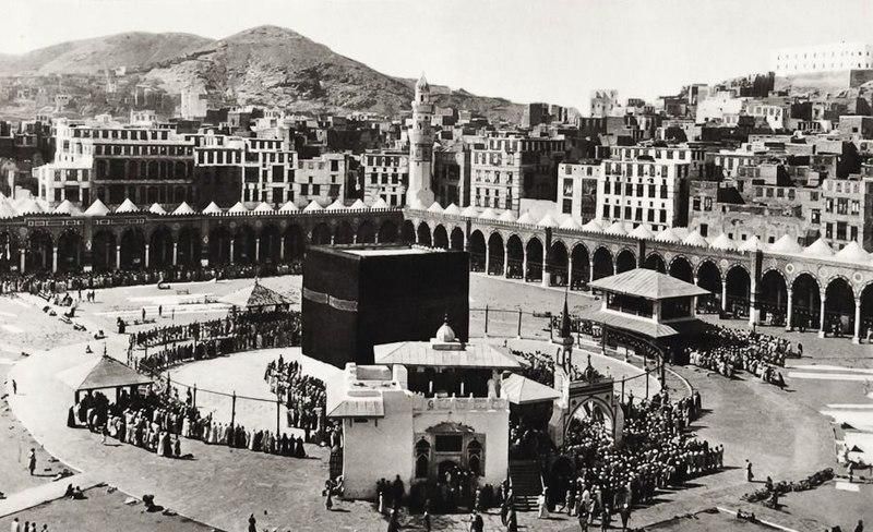 Great Mosque of Mecca and Kaaba - 1934 - [Wikimedia](https://commons.wikimedia.org/wiki/File:Great_Mosque_of_Mecca_and_Kaaba_-_1934.jpg )