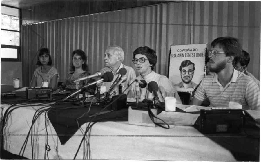 Fig. Ben Linder’s parents discussing the findings of their own investigation at a press conference - [Laprensani.com](https://www.laprensani.com/magazine/reportaje/la-muerte-benjamin-linder/)