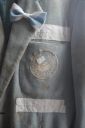De afgeplakte borstzak van een wedstrijdjasje van een eerstejaars roeister.