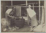 People painting batiks, possibly in Yogyakarta, around 1915, KITLV 5668, Leiden University Libraries collection. (This picture is also used in the 1914 book ‘De batik-kunst van Nederlands-Indië en haar geschiedenis’ by G. P. Rouffaer)