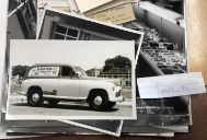 Fig. 1 - Auto met reclame voor Stork in Singapore - Erfgoed Leiden en Omstreken, Archief Nieuwenhuizen, inv.nr 94, Foto’s met reclame van de firma L.E. Nieuwenhuizen, ca. 1950-1960 (1950-1960) - Foto van de auteur