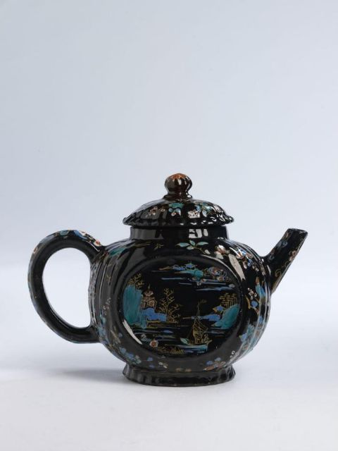 Fig. 26: De Metaale Pot, teapot and cover, Delft, c.1700-1724, tin-glazed earthenware with black ground and polychrome decoration, 14 x 18.1 cm (h,l), Victoria and Albert Museum, inv.nr.  128A-1887, https://collections.vam.ac.uk/item/O118495/teapot-and-cover-eenhoorn- lambertus-van/