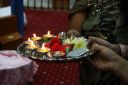 Fig. 1. Een puja thali met bloemen, lichtjes en offergaven (2010) - [Wikicommons](https://commons.wikimedia.org/wiki/File:(1)_Aarti_Thali,_Prayer_Plate_India.jp)