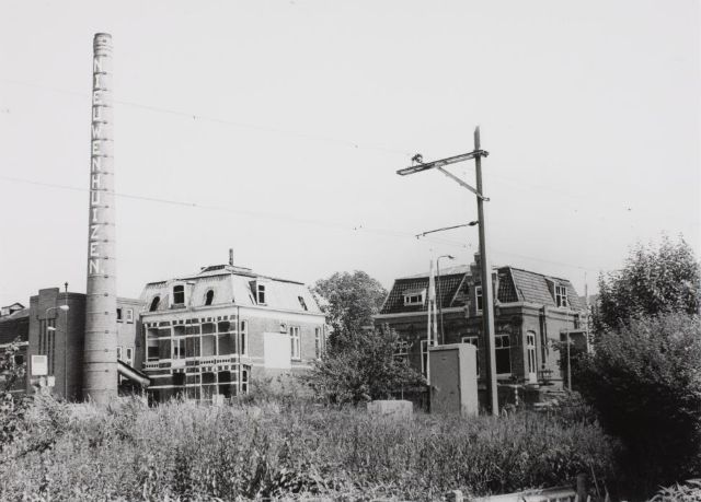 Fig. 1. Gezicht op het fabriekscomplex van Nieuwenhuizen aan de Morsweg. Gezien van de Rijnzichtstraat over de spoorlijn Leiden-Utrecht. Foto gemaakt door J.W.C. Postel ca. 1979. - Erfgoed Leiden en Omstreken - [PV_PV31717.3](https://www.erfgoedleiden.nl/collecties/beeldmateriaal/zoeken-in-beeldmateriaal/detail/f40db01c-26bc-11e3-bfbf-3cd92befe4f8/media/b22c3650-fe89-4bbe-932a-4cc6134ee709?mode=detail&view=horizontal&q=nieuwenhuizen%20leiden&rows=1&page=32)