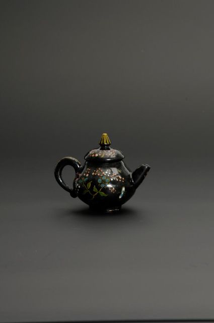 Fig. 30: Factory unknown, Black Delftware teapot and cover, Delft, c.1700, 7,5 cm (h). courtesy:  Aronson Antiquairs, D1046, https://www.aronson.com/object/d1046-black-delftware-teapot- and-cover/