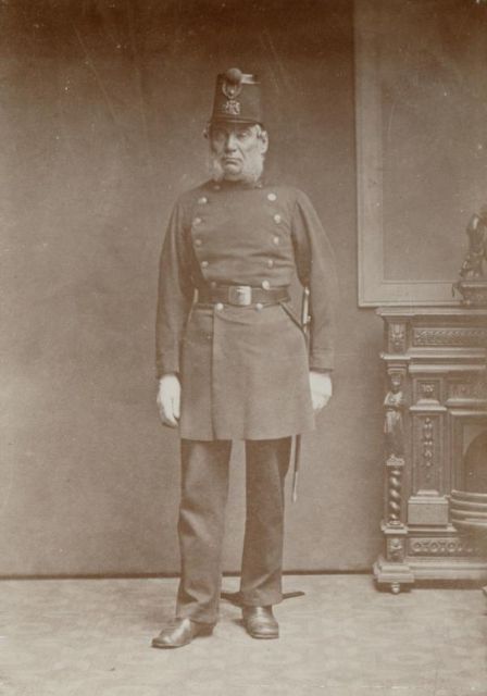 Fig. 3 - Police uniform anno 1862 - [Archief Amsterdam](https://archief.amsterdam/beeldbank/detail/7e7b16c1-77fb-0795-d42c-9b4c8aaa349c/media/0d761663-0bb7-66e5-b4ea-3367be35ccfe?mode=detail&view=horizontal&q=politie&rows=1&page=11&fq%5B%5D=search_i_sk_date:%5B1876%20TO%201908%5D&filterAction)