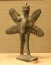 Fig. 2 - Een klein beeldje van Pazuzu, de demon die hielp bij het bestrijden van Lamashtu - [Wikimedia Commons](https://commons.wikimedia.org/wiki/File:Pazuzu_demon_figurine,_Iraq,_Neo-Assyrian_period,_900-612_BC,_bronze_-_Oriental_Institute_Museum,_University_of_Chicago_-_DSC07291.JPG)