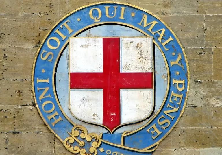 A badge of the Chivalric Order of the Garter - [thoughtco.com](https://www.thoughtco.com/honi-soit-qui-mal-y-pense-1368779)