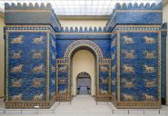 Fig. 1 - Ishtar-poort van Babylon, nu in Berlijn -  Radomir Vrbovsky – [Wikimedia Commons](https://commons.wikimedia.org/wiki/File:Ishtar_gate_in_Pergamon_museum_in_Berlin..jpg)