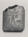 Fig. 1 - Een ander Lamashtu-amulet. We zien wederom een hond en een varken, alsook een kam, spil en een pin. Om de afbeelding staat een spreuk in spijkerschrift - Metropolitan Museum of Art - [Wikimedia Commons](https://commons.wikimedia.org/wiki/File:Amulet_with_a_Lamashtu_demon_MET_me_1984_348a.jpg)